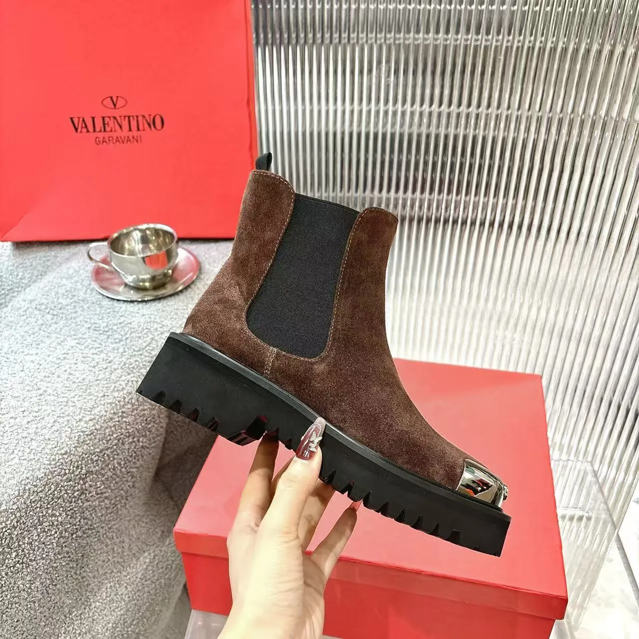 👟👟Ex-factory price 600👟👟 2026𝑉𝐴𝐿𝐸𝑁𝑇𝐼𝑁𝑂 Valentino ♡ͥ | 💫Purchase level🔍 Classic Valentino’s special textured hardware brings out a full sense of luxury After putting it on my feet, I was shocked that my feet looked slimmer! The new season lives up to expectations! Worth buying ❥The original method is absolutely sentimental ❥Elegant style creates a different feeling🙈 Simple temperament style!  ♡ show bdetails ———————————— ⊿▸: Number of yards | 35-40 (41. Customized) ⊿▸: Material | Imported calfskin ⊿▸: Lining | Sheepskin ⊿▸: Number of yards 35-40 (41. Customized)